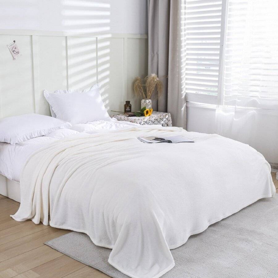 EHC Super Soft Flannel Fleece Blanket, Cream 150 cm x 200 cm