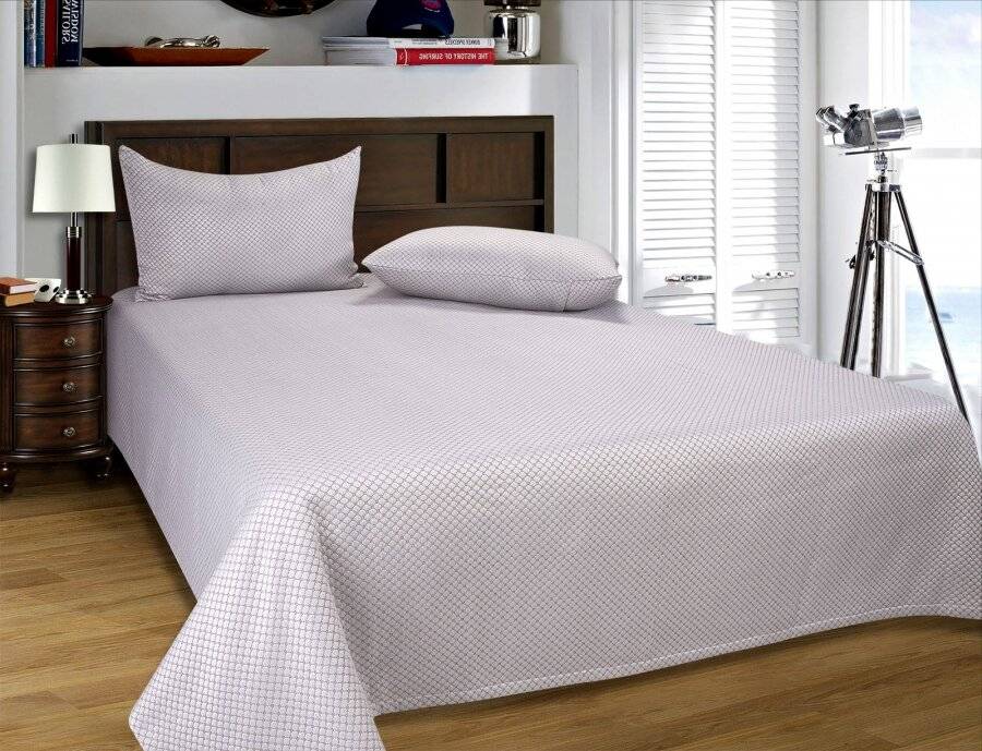 European Style Matelasse Bedspread, 2 Pillow Shams - Beige and Cream