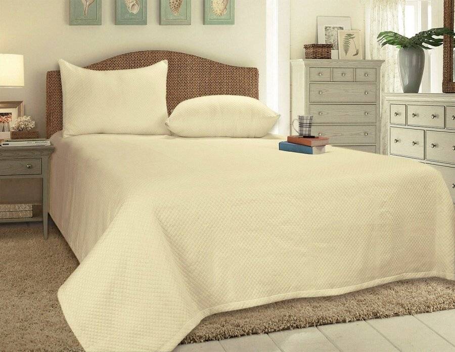 European Style Woven Matelasse Bedspread, 2 Pillow Shams - Cream