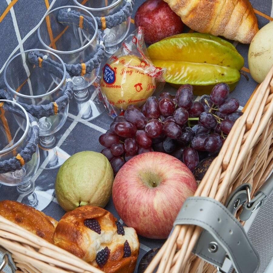 Woodluv Willow Picnic Basket For 4 People With Quality Accessories